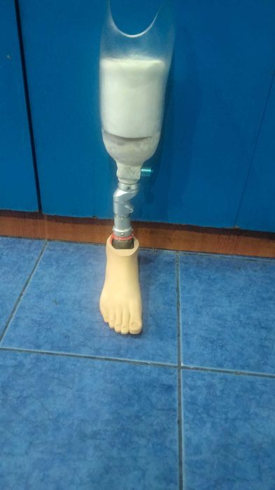 Proteza ortopedica picior drept ,sub genunchi ,nefolosita.