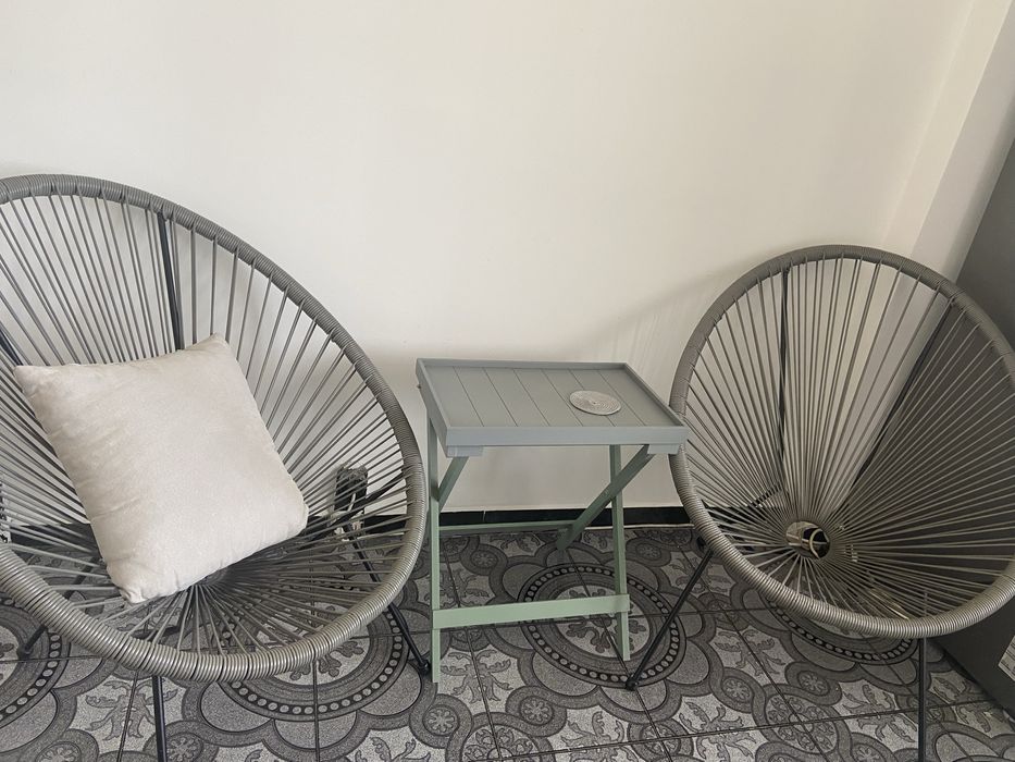 Продавам 2 стола с масичка не са ползвани