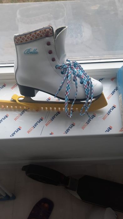 Продам ледовые коньки женские