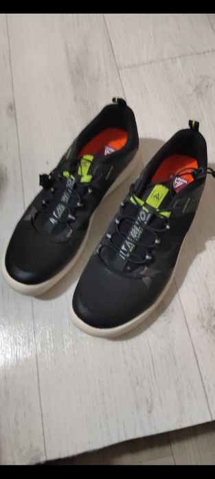 Продам кроссовки новые