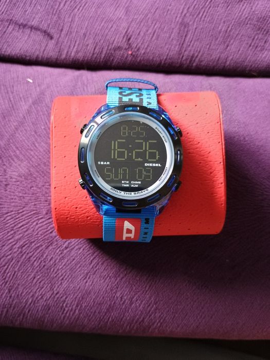 Vând ceas Diesel Crusher