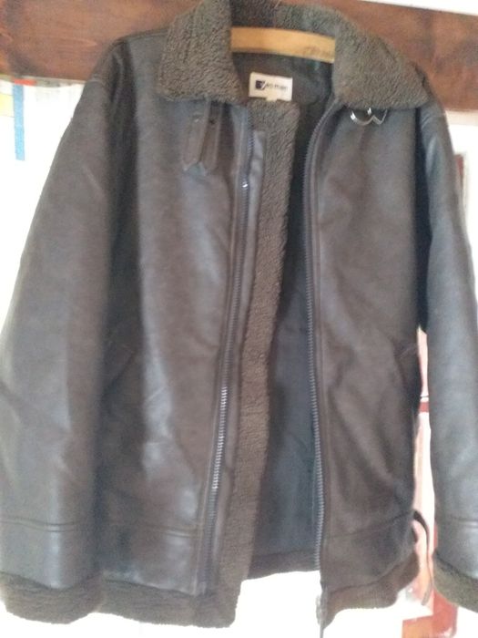 Vand geaca de blană foarte calduroasa