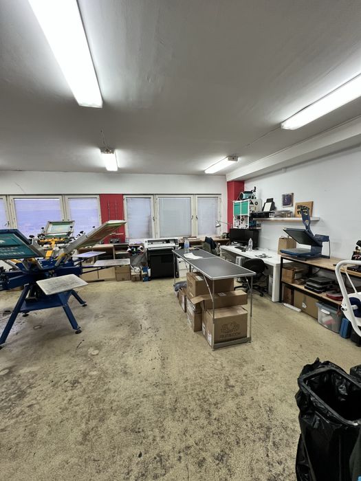 Напълно оборудвана печатница за ситопечат