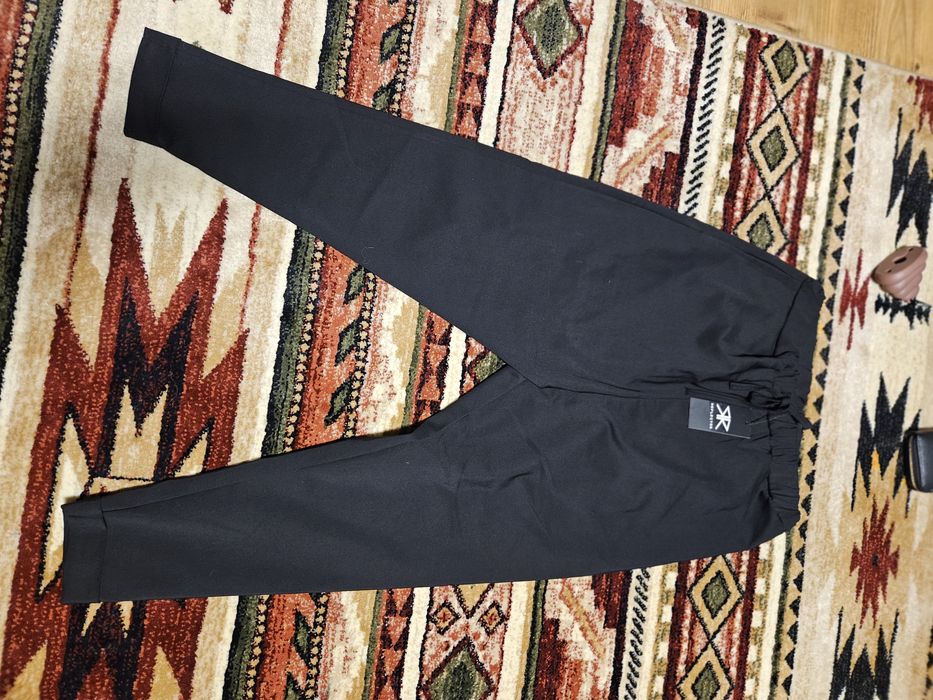 Pantaloni noi cu eticheta, Reflex