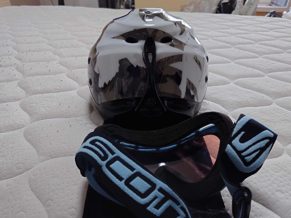Ски каска Rossignol и очила Scott