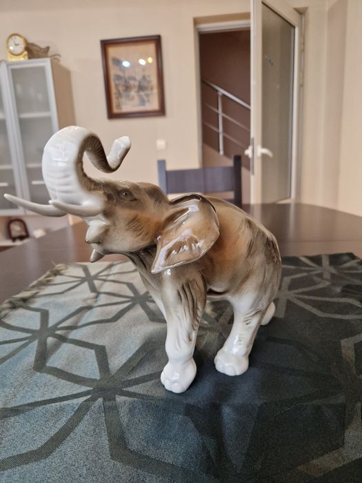 Топ Рядка антикварна колекционерска порцеланова фигура Royal Dux