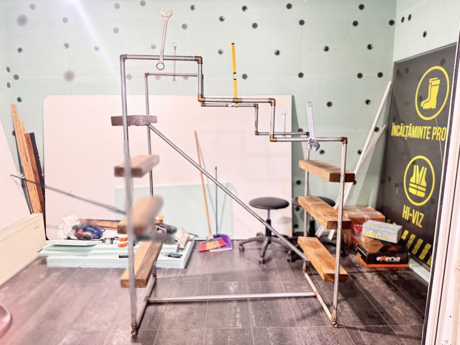 Suport metalic confectionat manual pentru expus haine