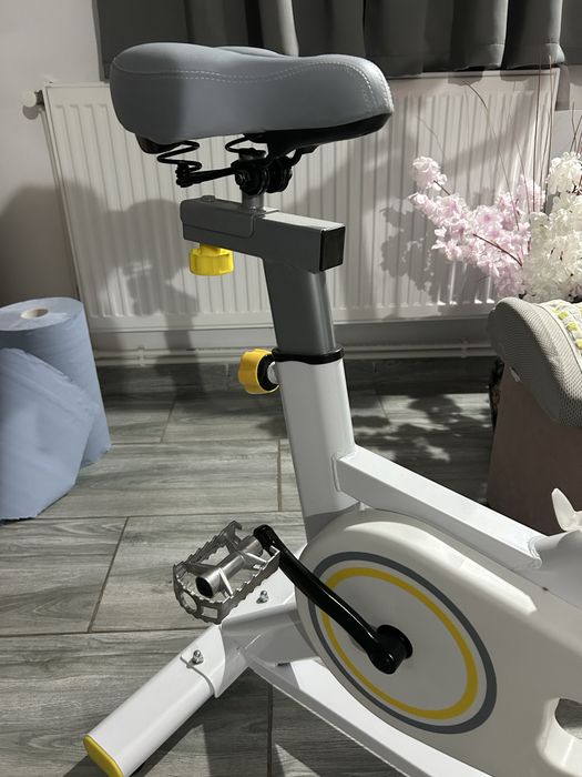 Bicicletă Spinning Magnetică GO4FIT GF200, volantă 10 kg, stare impecabilă