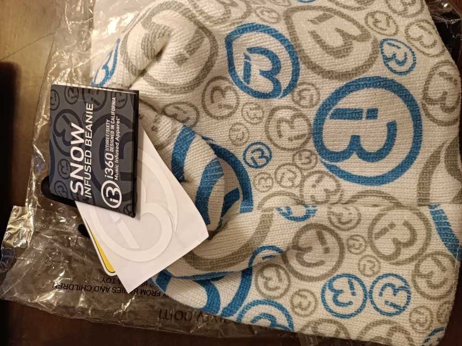 Шапка с встроенными динамиками (наушниками)