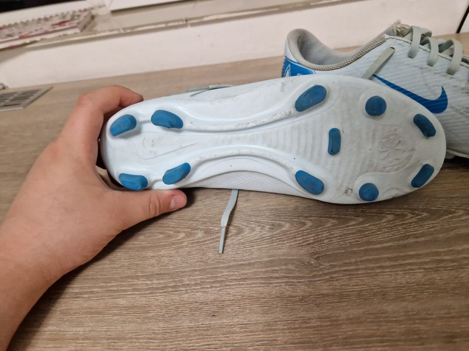 Ghete fotbal Mercurial pentru Iarba