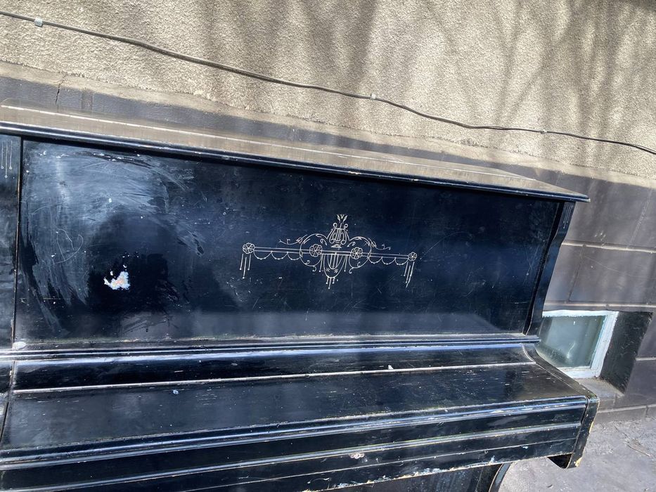 Продаю  пианино.