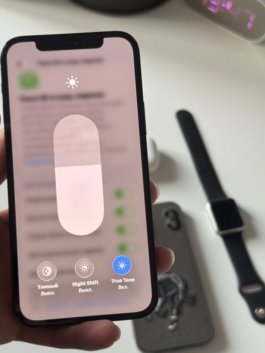 iPhone 12 ; Apple watch series 3 ; AirPods pro