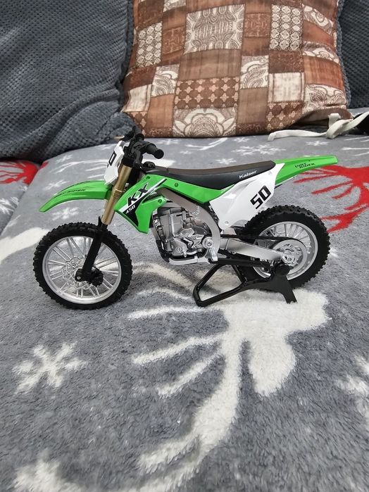 Macheta motocicleta kawasaki kx450 scara 1:12 noua