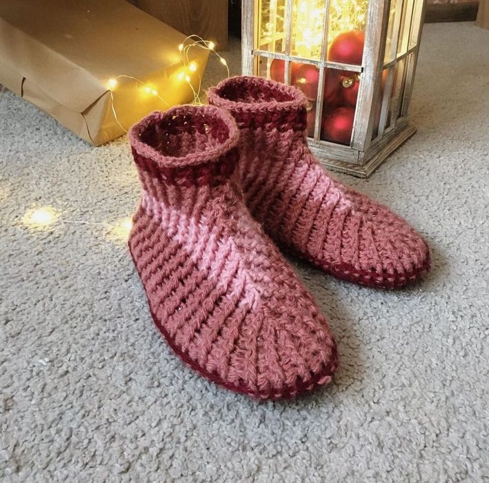 Вязаные носки на Новый год