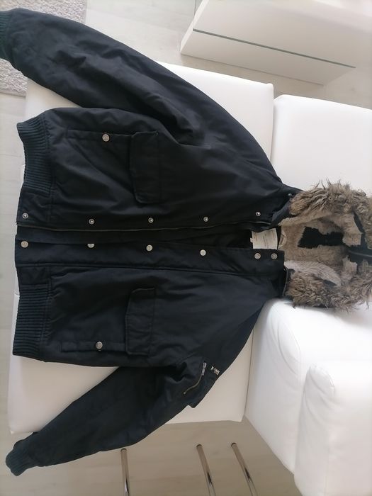 Vând geaca de iarna cu gluga, sport/fashion, noua, produs de calitate.