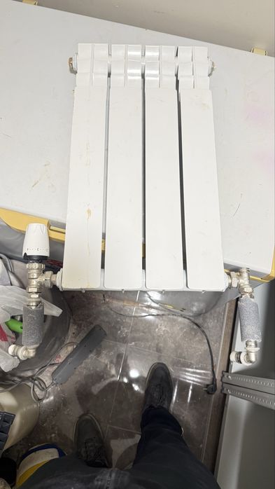 Продам радиатор отплоления с кранами