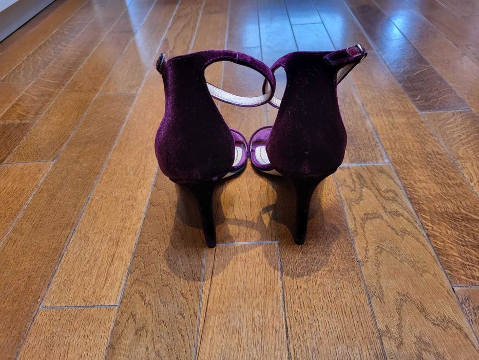 Incaltaminte ca noi,pantofi negrii si sandale bordo din catifea