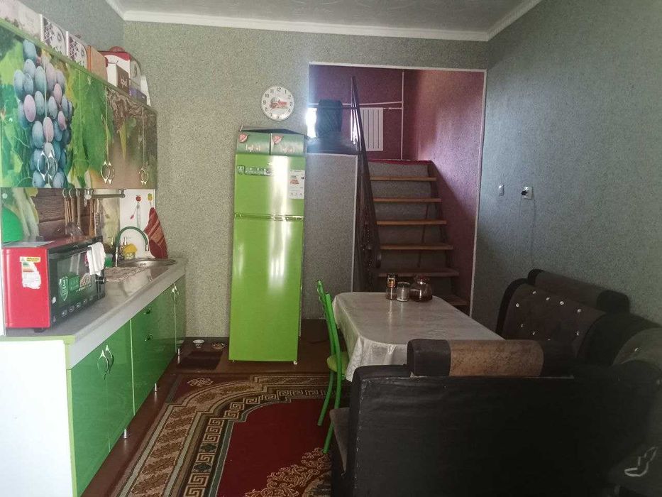 10-соток, 7-хонали ховли сотилади.