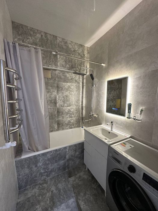 Сдаю! НОВАЯ 4-ком кв около метро  Миллий бог