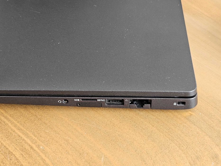 Лаптоп Dell 5300 - i5-8365U , 16GB DDR4 , 256GB NVMe