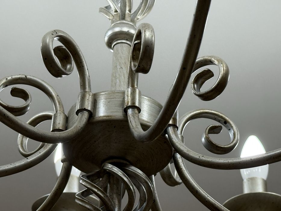 Продам 8-рожковую люстру