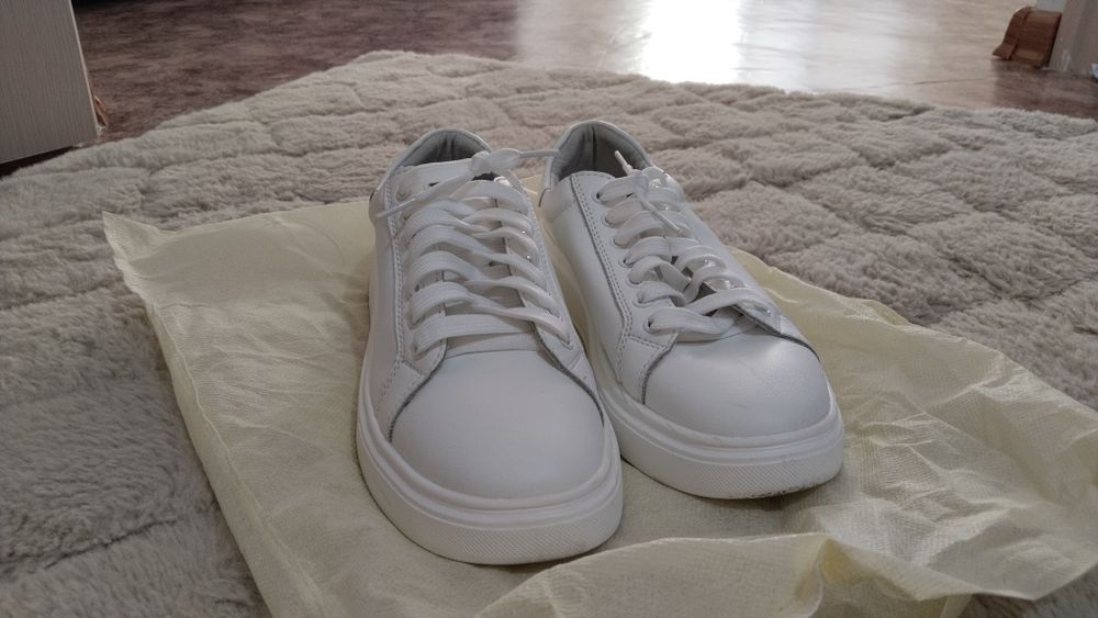 Продам белые кроссовки