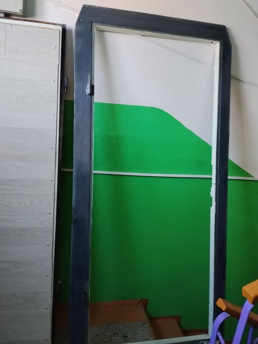 Дверь металлическая входная б/у