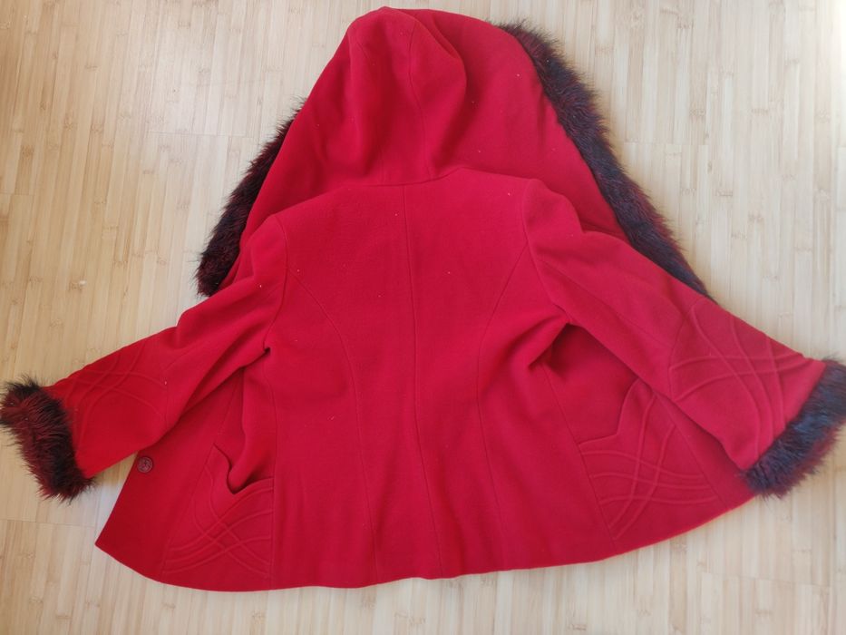 Scurtă roșie lână cu glugă marimea 42