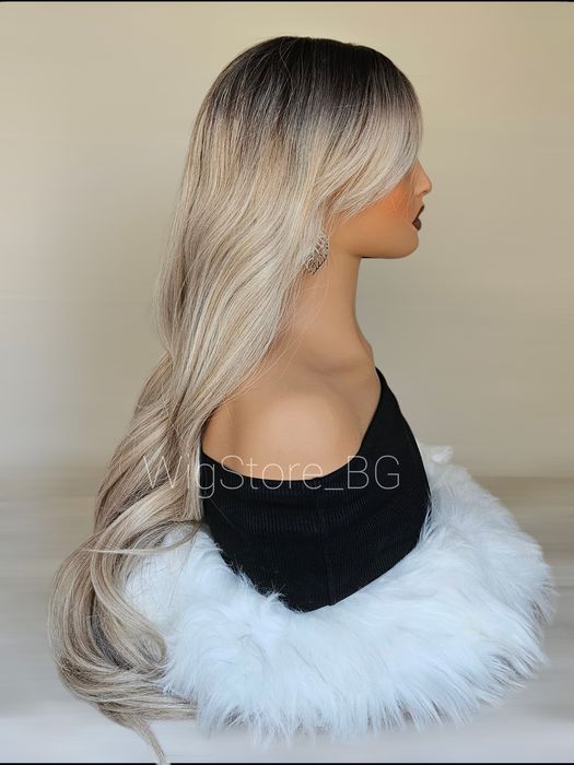 Пепеляво руса перука с бретон на леки вълни