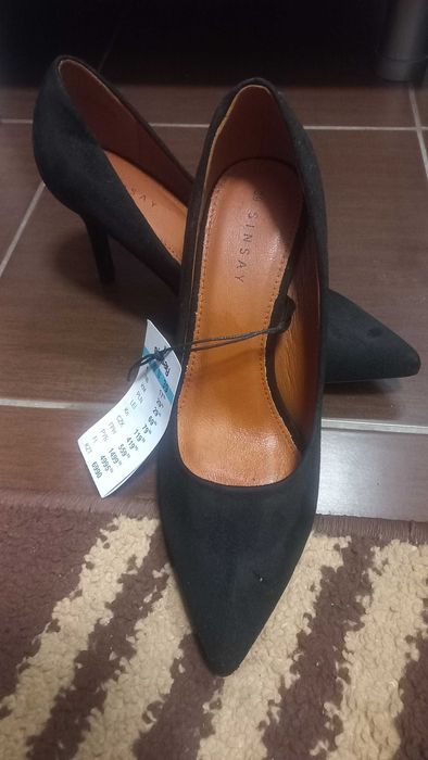 Vand pantofi noi negri ai tenesi de femei
