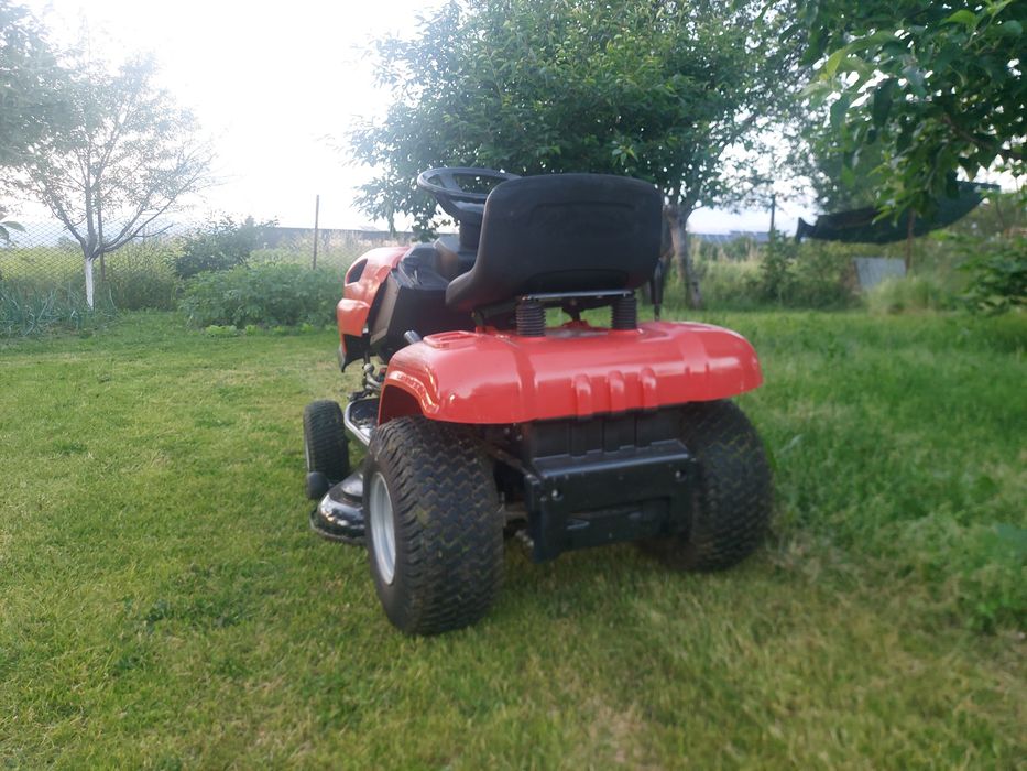 Tractoras tuns iarba