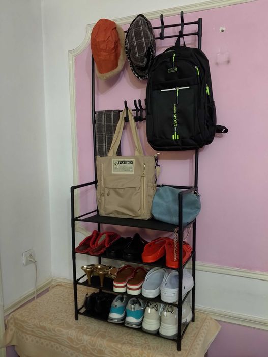 Стеллажи 4 яруса + вешалки для сумок, шапок и т.д.