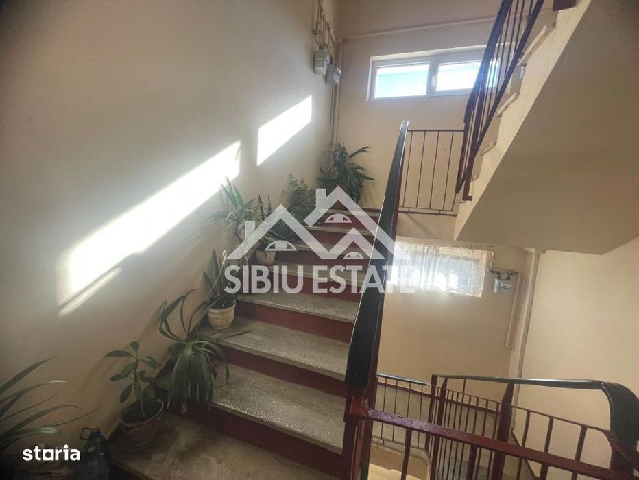 Apartament de vanzare cu 3 camere, decomandat - Valea Aurie