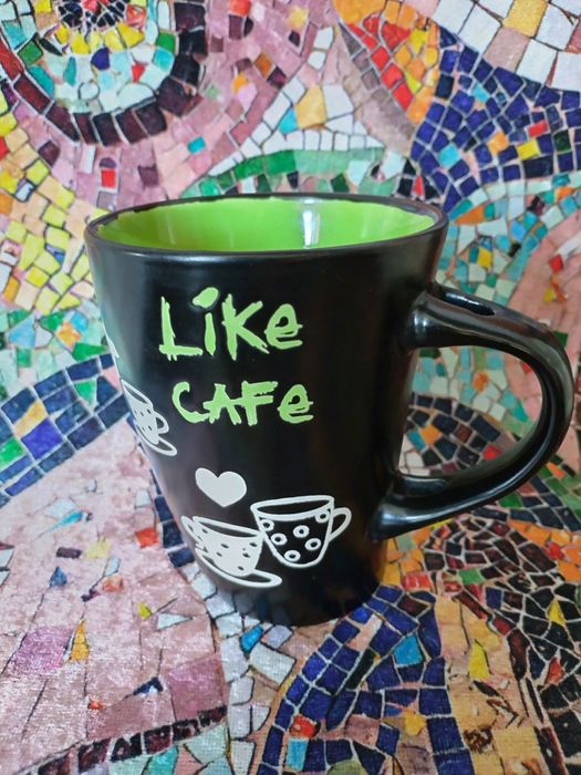 Оригинална дизайнерска керамична чаша за чай и кафе, с крива форма, от