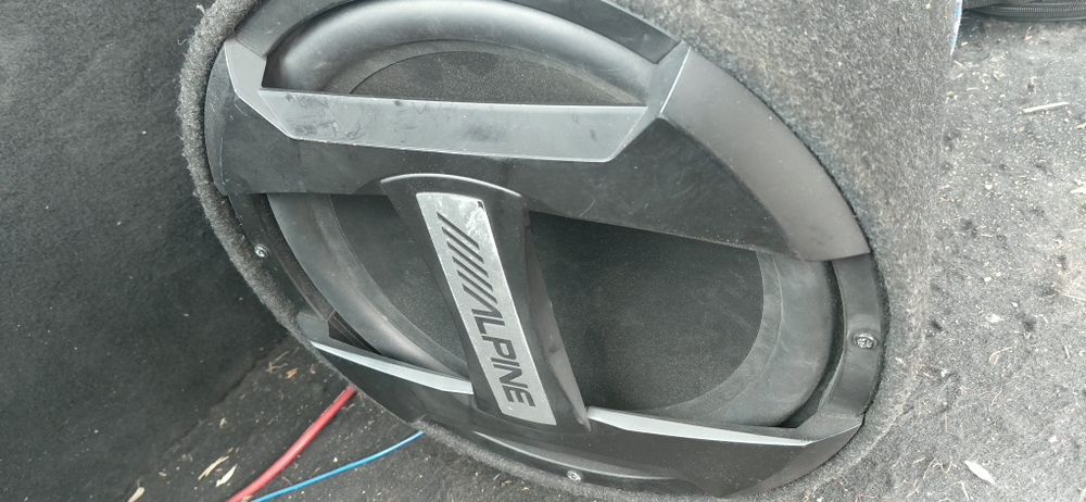 Vand subwoofer alpine  300w + stație oytron 400w 700 lei ambele