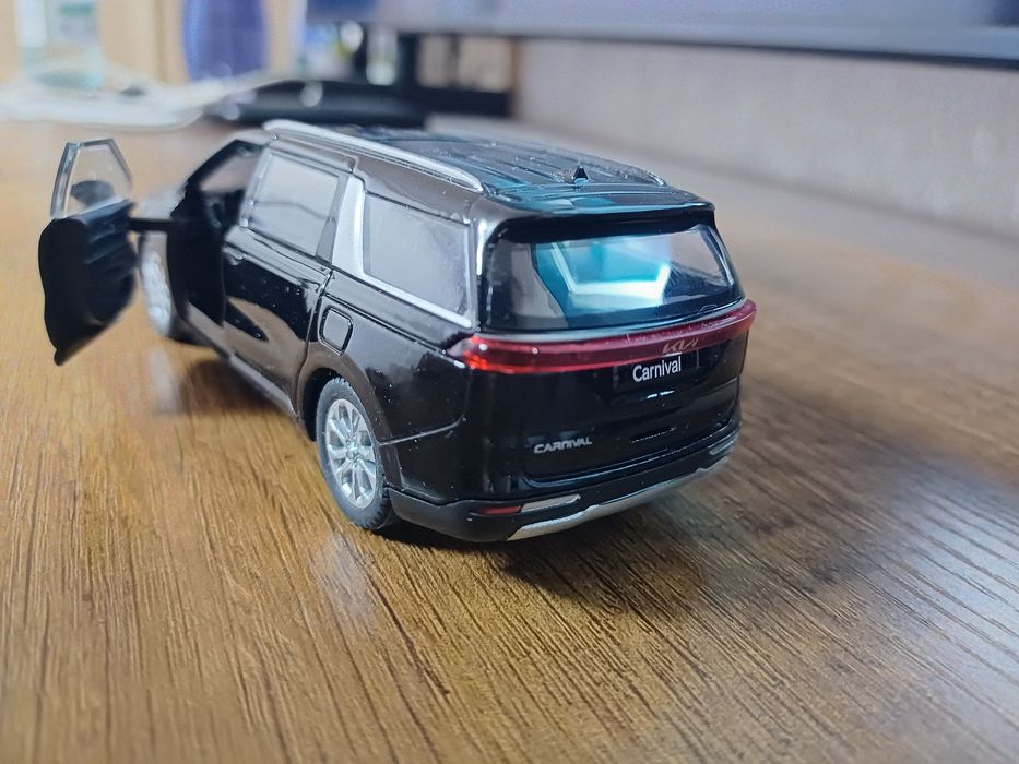 Игрушка модель kia carnival
