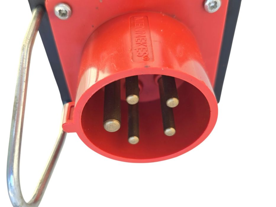 Adaptor trifazic