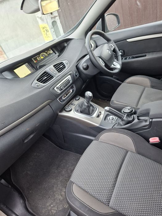 Dezmembrez Renault scenic 3 x mode  motor  1.6 dci.  120000 km reali