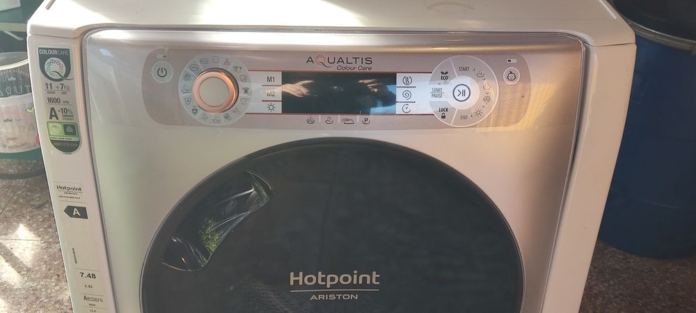Vând mașina de spălat cu uscător hotpoint Ariston , pătuț pentru copil