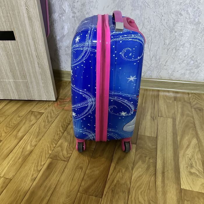 Продам чемодан детский