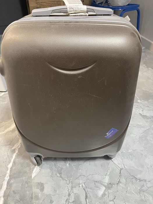 Продам Чемодан б/у