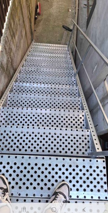 Confectionam scari zincate la orice dimensiune