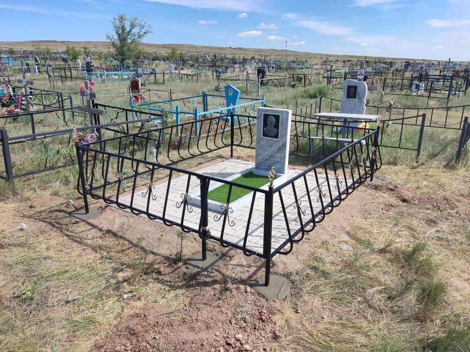 решётки,оградки,кресты,лавочки.