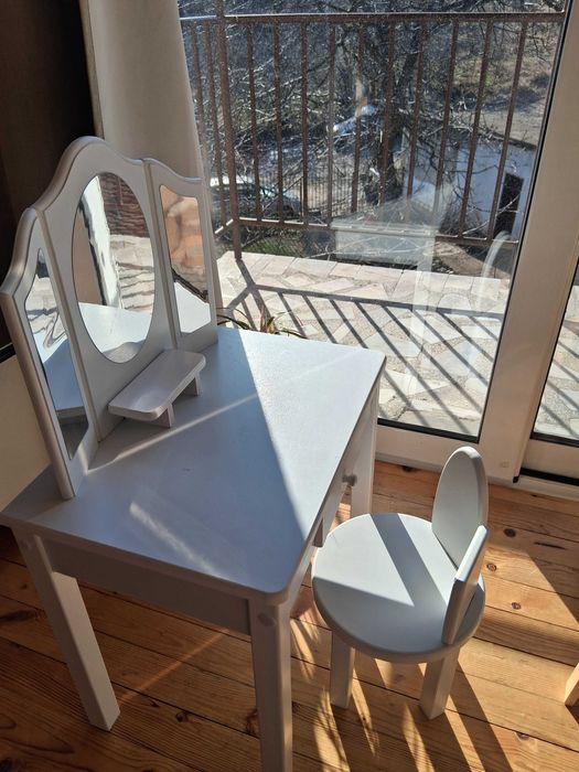 Бяла дървена детска тоалетка с 3 огледала