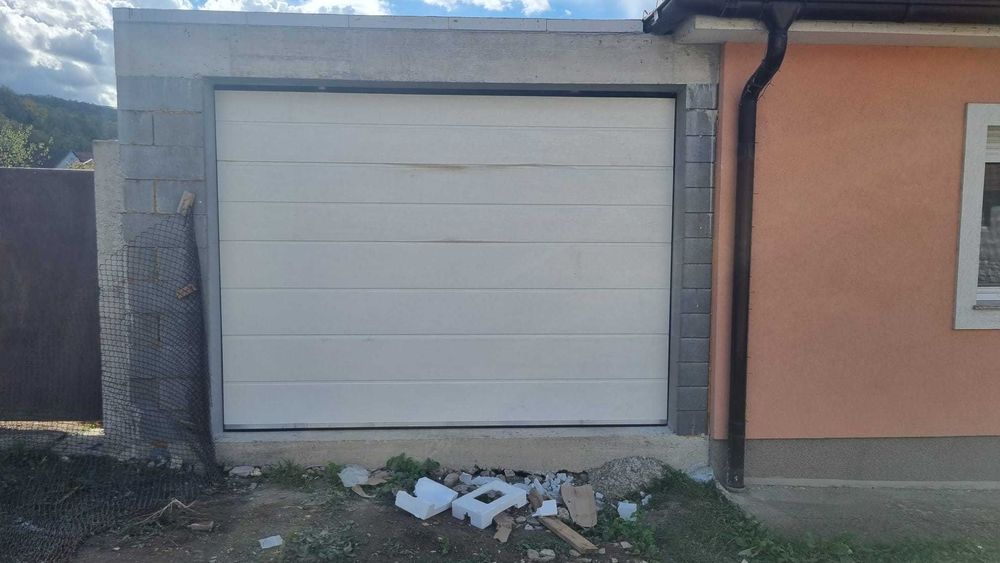 uși de garaj industriale culoare maro