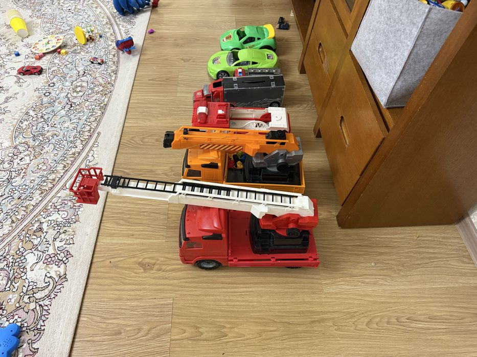 Игрушки машинки детские.