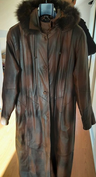 Vand haina lunga de piele pentru sezon toamna/iarna