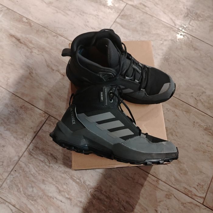 Продавам зимни обувки Adidas Terrex