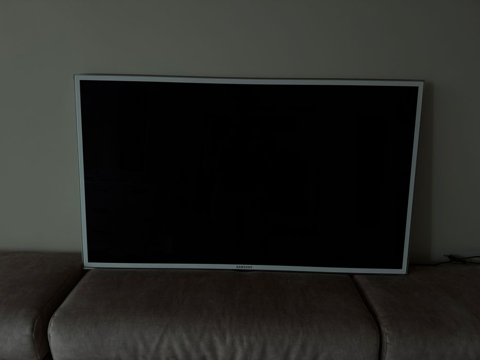 телевизор Samsung, модел UE40D6510WS, бял