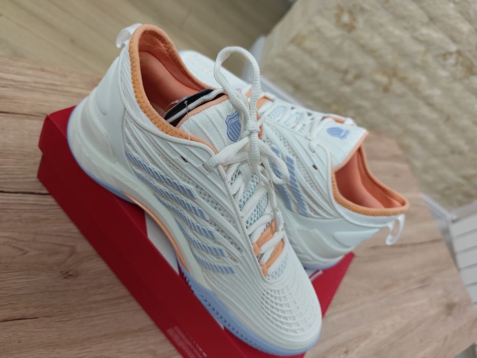 Vând adidași k-swiss, noi cu eticheta, marimea 42.